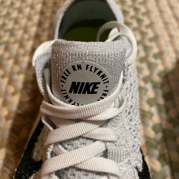 Ladies Nike fly knit sneakers - Picture 2 of 6